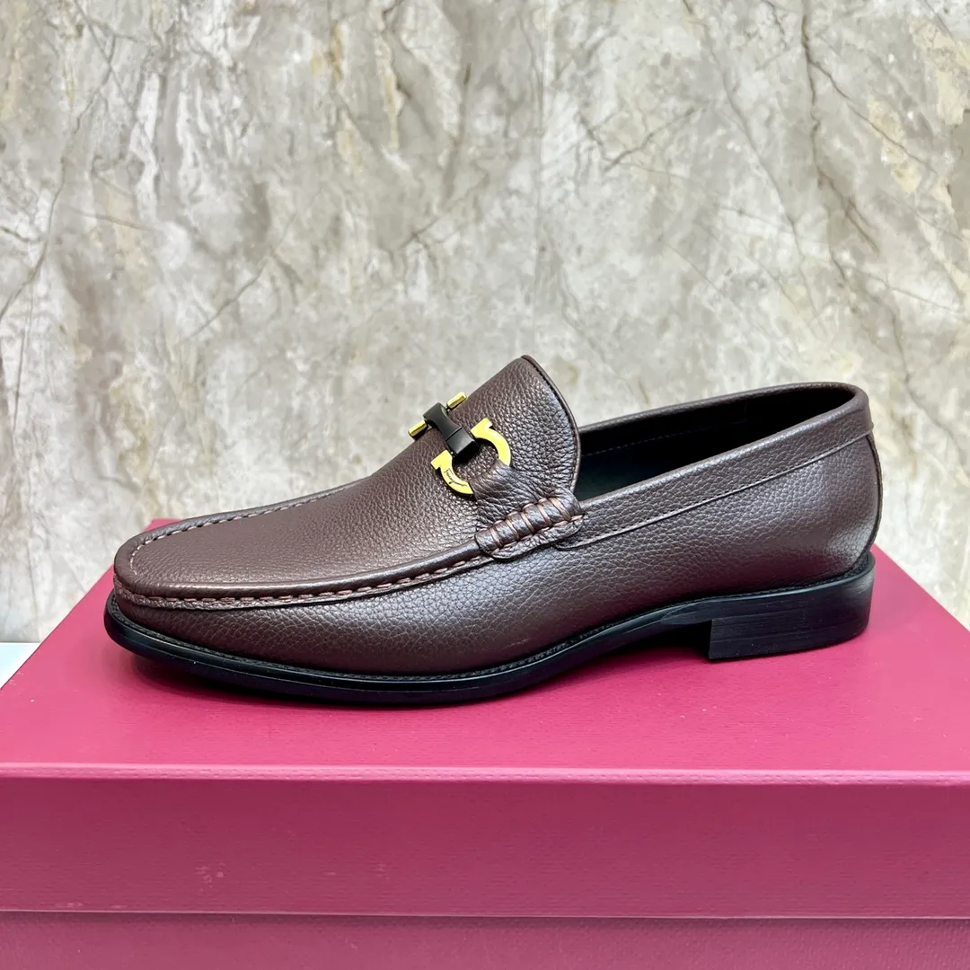 Original quality P580 Brand: Ferragamo Standard size: Men's size 38/44 (45 can be customized) Grade: Same style as the official website High-quality men's shoes Material: Customized first-layer calfskin with water-dyed cowhide lining Cowhide tiptoe Original non-slip and wear-resistant rubber outsole Style category: Men's formal business leather shoes Young and fashionable European and American trends British style Casual matching Comfortable feet Color: Actual picture